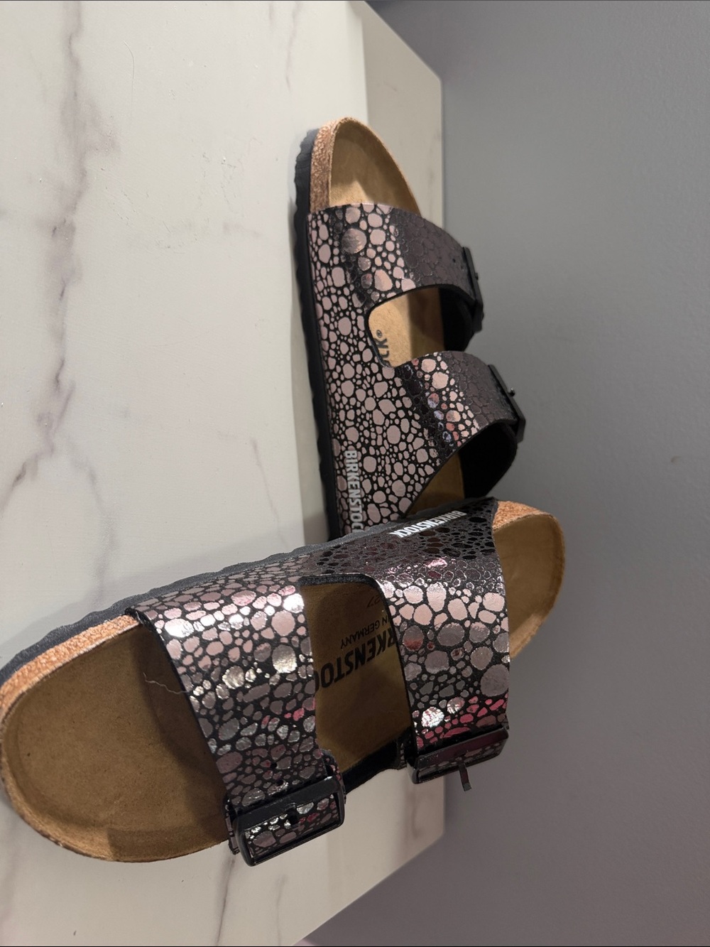 37N Birkenstock Arizona gator glam  Metallic Bubble Print Sandals
